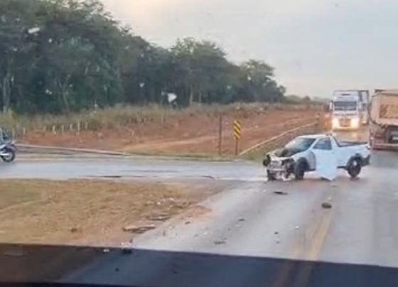 Carreta e carro se envolvem em acidente na BR-163 em Nova Mutum