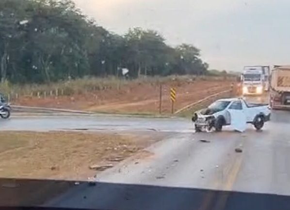 Carreta e carro se envolvem em acidente na BR-163 em Nova Mutum