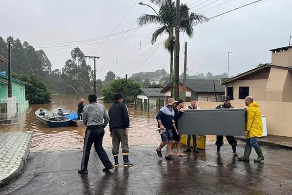 Doações para chave Pix divulgada pelo governo do RS chegam a R$ 38,2 milhões; Vakinha do humorista Badin ultrapassa os R$ 20 milhões