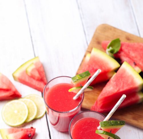 Drink de vinho com frutas refrescante e fácil para os dias quentes