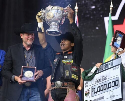 Peão brasileiro Cássio Dias supera lesão na costela e é campeão mundial de rodeio em touros