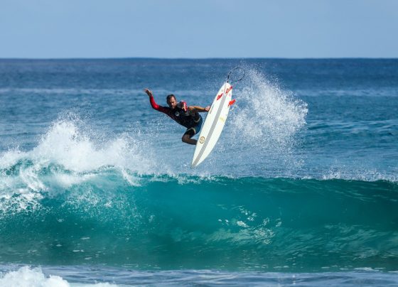 homem surfando - Fotos do Canva