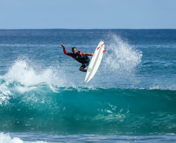 homem surfando - Fotos do Canva