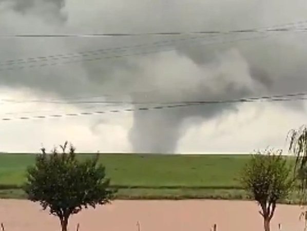 Tornado atinge cidade do RS em meio ao desastre das enchentes