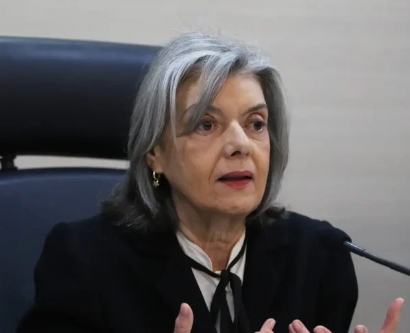 A ministra do Supremo Tribunal Federal (STF) Cármen Lúcia palestra no curso de iniciação para juízes que tomaram posse este ano, na Escola da Magistratura do Estado do Rio (Emerj), no centro da cidade. Por: Tânia Rêgo/Agência Brasil