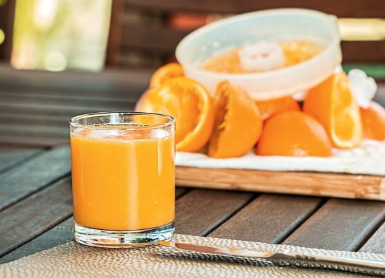 Por que não devo beber suco de laranja no café da manhã