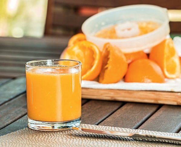 Por que não devo beber suco de laranja no café da manhã