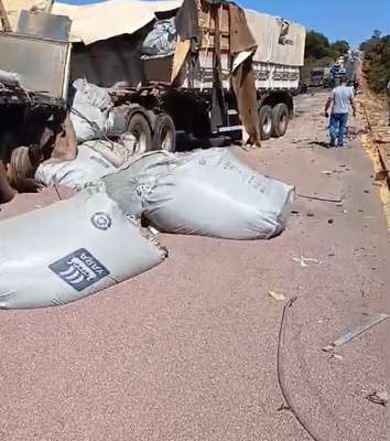 Acidente envolvendo três carretas interdita BR-163 em Sinop na tarde de quarta-feira (17)