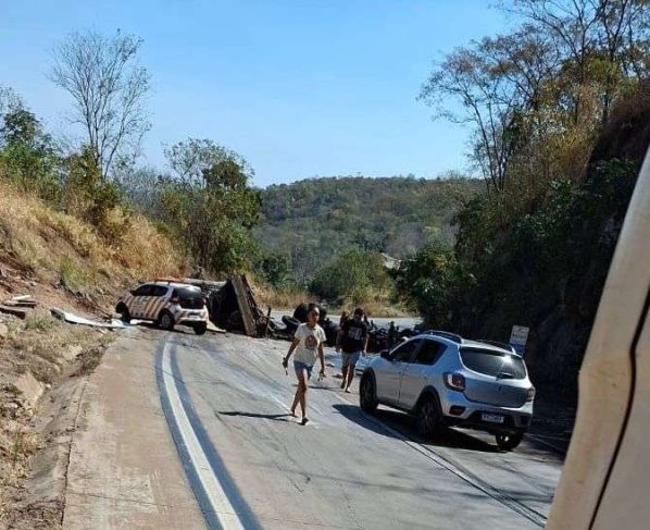 Três caminhões se envolvem em acidente na BR-364, na Serra de São Vicente