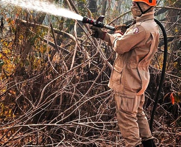 Bombeiros combatem incêndio em terreno baldio próximo ao Fórum de Cuiabá