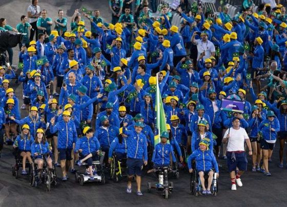 Brasil anima a Champs-Élysées na abertura dos Jogos Paralímpicos - Alê Cabral/CPB