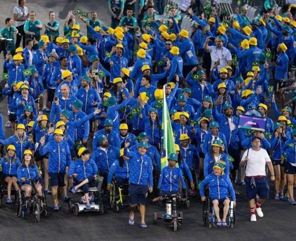 Brasil anima a Champs-Élysées na abertura dos Jogos Paralímpicos - Alê Cabral/CPB