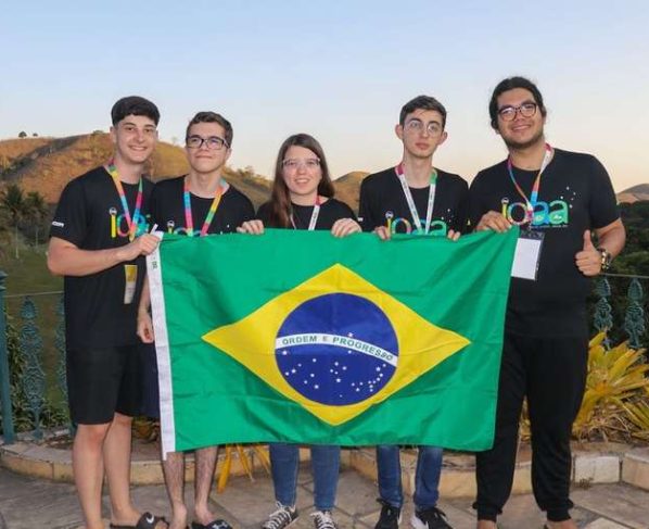 Brasil traz 5 medalhas da Olimpíada Internacional de Astronomia e Astrofísica - Equipe brasileira participantes da 17ª IOAA