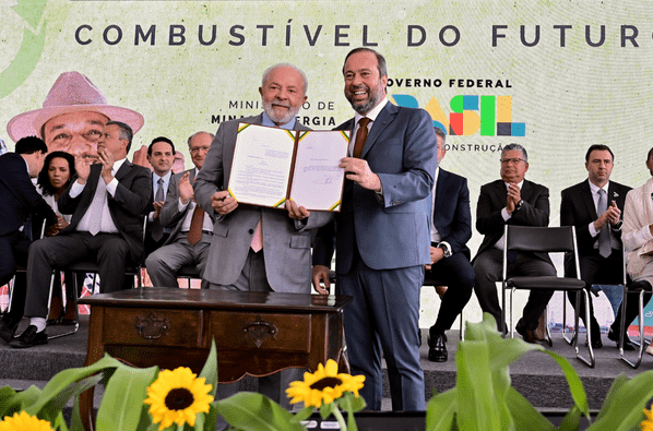 Combustível do Futuro passa no Senado: 'Vitória para o Brasil', comemora ministro -