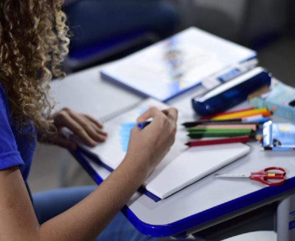 Mato Grosso anuncia concurso público para a Educação e garante 1/3 de férias para temporários