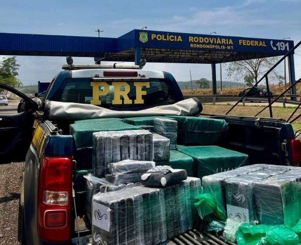 PRF apreende quase 500 kg de cocaína escondidos em carga de milho na BR-364, em Alto Garças