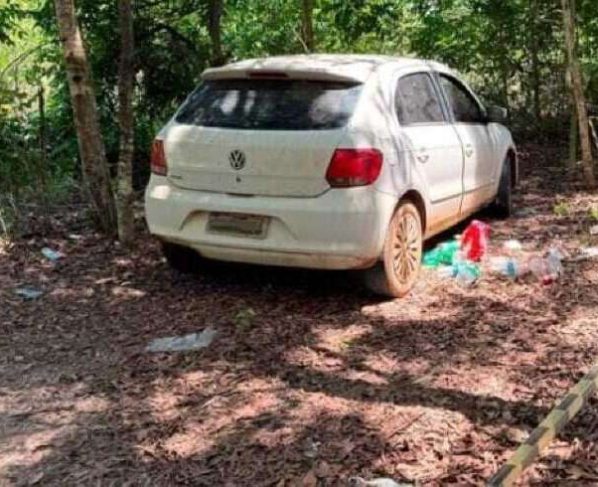 Homem foi achado morto no banco do passageiro de um VW Gol branco; Politec e Polícia Civil investigam o caso.