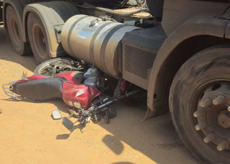 Casal fica ferido em colisão entre motocicleta e carreta em avenida de Sorriso (MT)