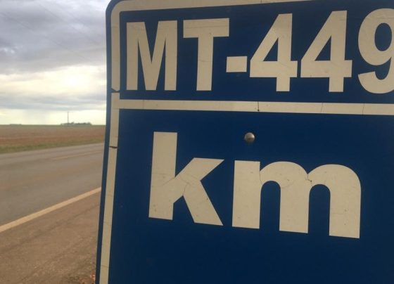 Motociclistas colidiram com a traseira de um veículo após escorregarem em óleo na pista molhada.