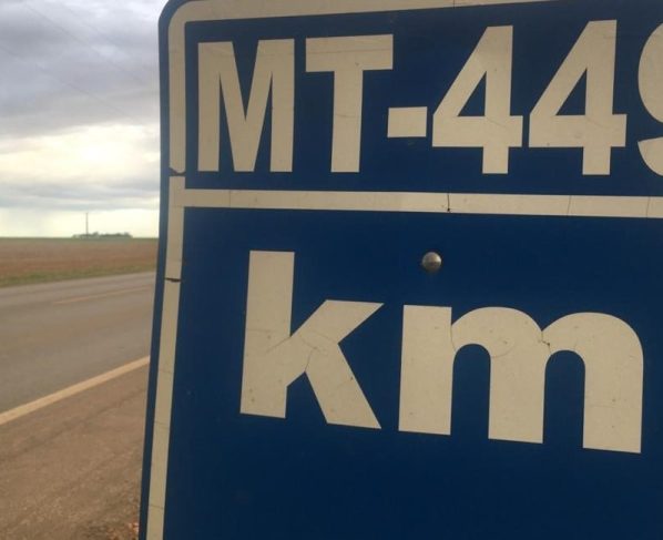 Motociclistas colidiram com a traseira de um veículo após escorregarem em óleo na pista molhada.