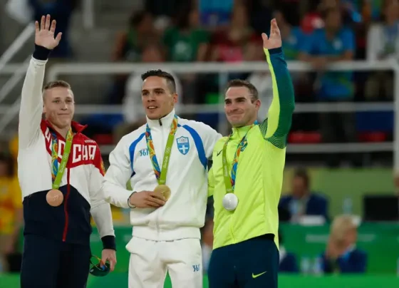 Rio de Janeiro - Ginasta Arthur Zanetti (D) é prata nas argolas em final vencida pelo grego Eleftherios Petrounias (C), com o russo Denis Abliazin (E) em terceiro ( Fernando Frazão/Agência Brasil)