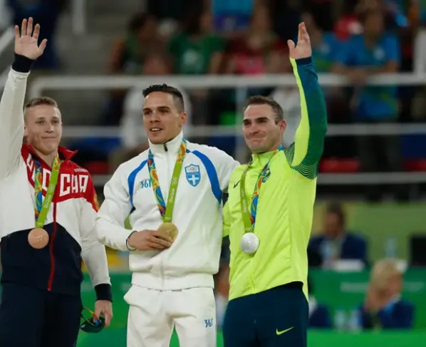 Rio de Janeiro - Ginasta Arthur Zanetti (D) é prata nas argolas em final vencida pelo grego Eleftherios Petrounias (C), com o russo Denis Abliazin (E) em terceiro ( Fernando Frazão/Agência Brasil)