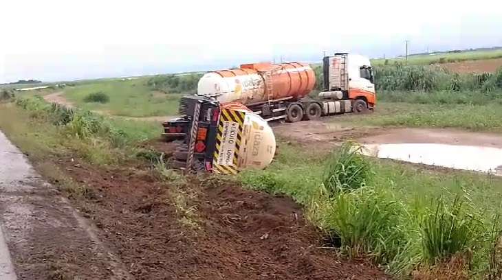 Acidente mobilizou Corpo de Bombeiros e Nova Rota do Oeste; condutor saiu ileso. 