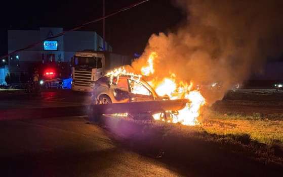 Carro fica destruído após ultrapassagem e colisão com poste na BR-364 