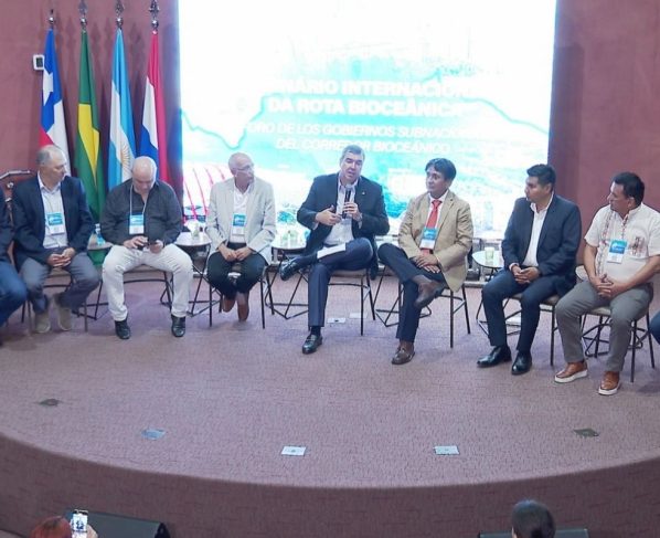 Governadores e autoridades durante entrevista coletiva no encerramento do Seminário Internacional da Rota Bioceânica, em Campo Grande (Foto: Marcus Vinnicius)