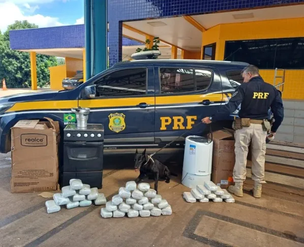 PRF apreende pasta base e maconha escondidas em eletrodomésticos em ônibus na BR-364