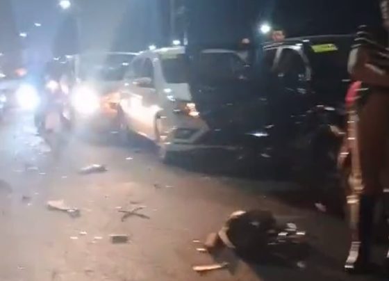 Acidente ocorreu na noite de sexta-feira (17), no km 829 da rodovia. Todos os 16 ocupantes dos veículos envolvidos saíram ilesos.