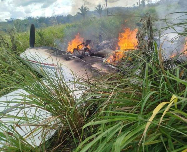 Força-tarefa intercepta aeronave com 200 kg de skunk e traficantes incendeiam avião antes de fugir