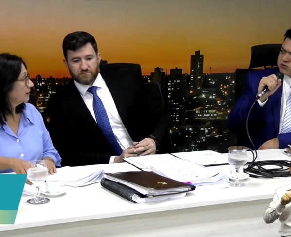 Diretor da Agereg, Rodrigo Koei Marques Inoye, à direita, sendo ouvido na CPI (Foto: Reprodução)