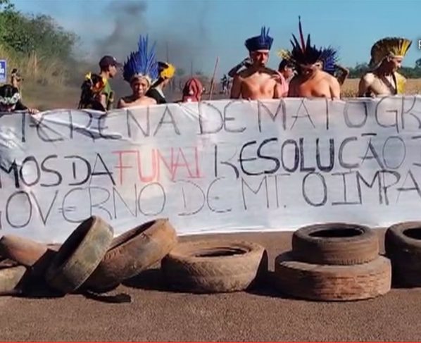 Bloqueio indigena na MT 322