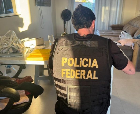 Organização criminosa atuava no roubo de aeronaves, tráfico internacional de cocaína por via aérea e lavagem de dinheiro; ações ocorrem em três estados