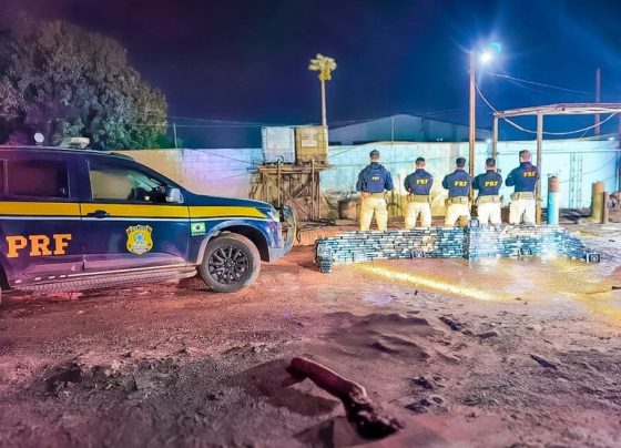 Droga estava oculta sob óleo vegetal; motorista e passageira foram presos em flagrante e encaminhados à Polícia Federal