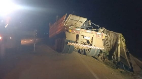 Motorista desviou para evitar colisão frontal com caminhão que fazia ultrapassagem indevida; carga foi perdida e trecho ficou interditado por mais de uma hora
