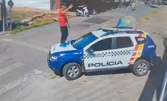 Homem com histórico criminal é preso após apologia em viatura da PM