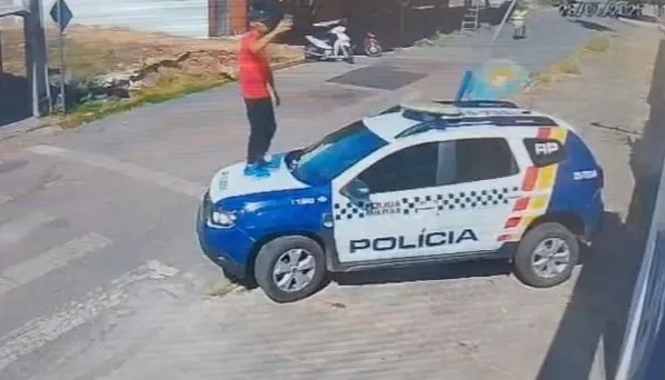 Homem com histórico criminal é preso após apologia em viatura da PM