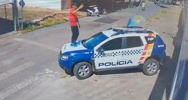 Homem com histórico criminal é preso após apologia em viatura da PM