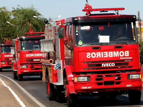 Incêndio atinge carreta em movimento e mobiliza bombeiros na BR-163