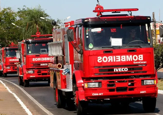 Incêndio atinge carreta em movimento e mobiliza bombeiros na BR-163