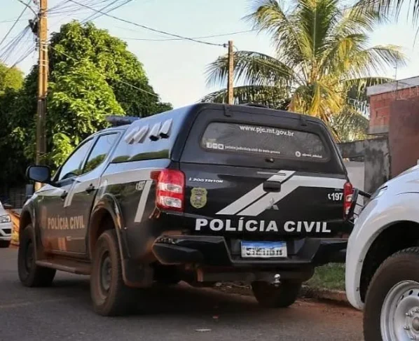 Motorista atropela motociclista duas vezes e invade açougue em Pontes e Lacerda