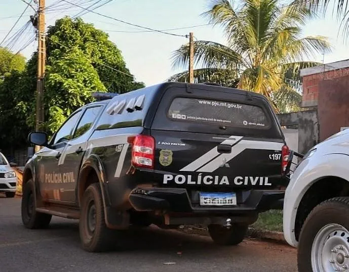 Motorista atropela motociclista duas vezes e invade açougue em Pontes e Lacerda