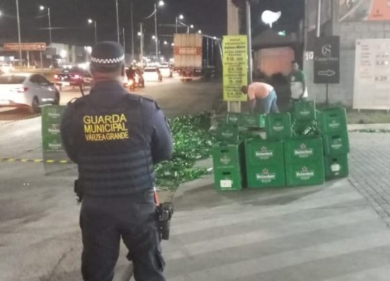 Acidente ocorreu na noite desta segunda-feira (11) e deixou engradados de Heineken espalhados pela pista; Bombeiros e GM atuaram para evitar novos acidentes