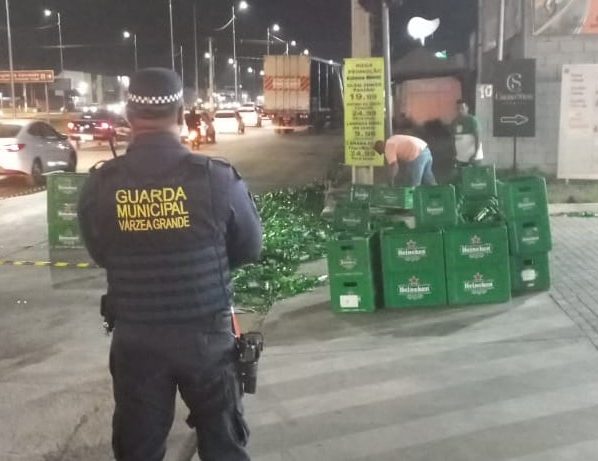 Acidente ocorreu na noite desta segunda-feira (11) e deixou engradados de Heineken espalhados pela pista; Bombeiros e GM atuaram para evitar novos acidentes