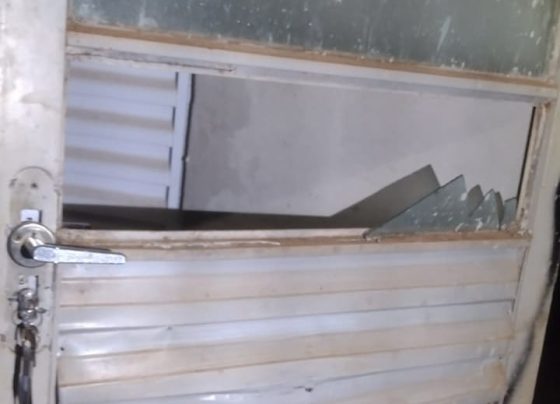 Vítima reagiu a tentativa de homicídio utilizando espingarda calibre 32; suspeitos fugiram e não foram localizados