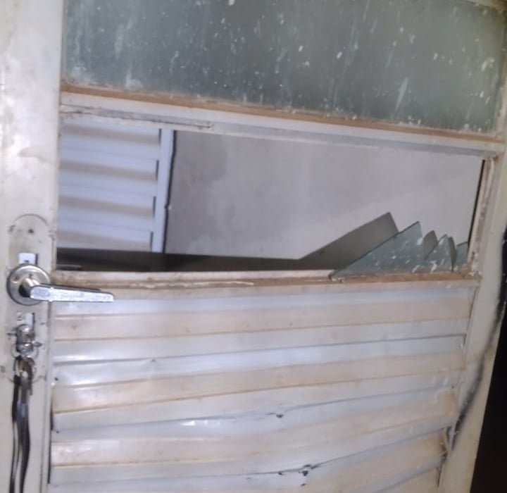 Vítima reagiu a tentativa de homicídio utilizando espingarda calibre 32; suspeitos fugiram e não foram localizados