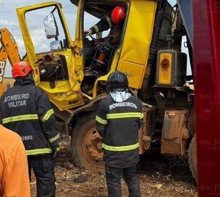 Acidente envolvendo dois caminhões caçamba deixou trabalhador ferido e mobilizou Corpo de Bombeiros na estrada dos Badans