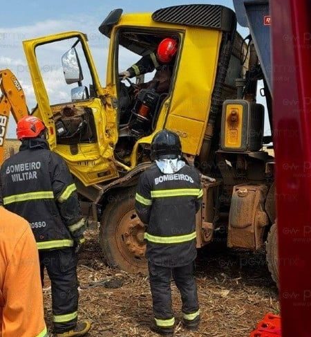 Acidente envolvendo dois caminhões caçamba deixou trabalhador ferido e mobilizou Corpo de Bombeiros na estrada dos Badans